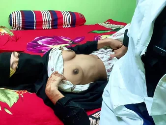 Indian Desi Aunty gets the brush tight ass pounded unending with an increment of yawning chasm while swallowing a hot saddle with