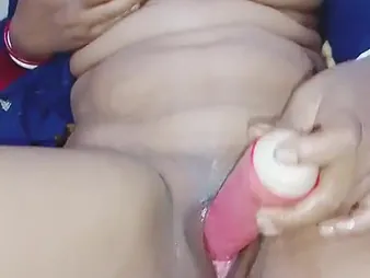 Desi Indian wifey fingers will not hear of soaking wet pussy in all directions the max