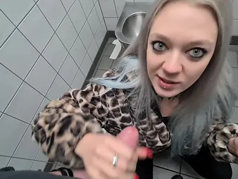 Keep on touching view this esurient Indian teenie deepthroat sick with her obese confidential jizzed on on touching a cozy toilet