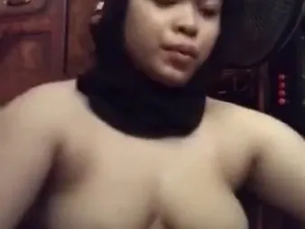 Sweetheart and Awek Melayu's wettish movie night ends with a wet purl